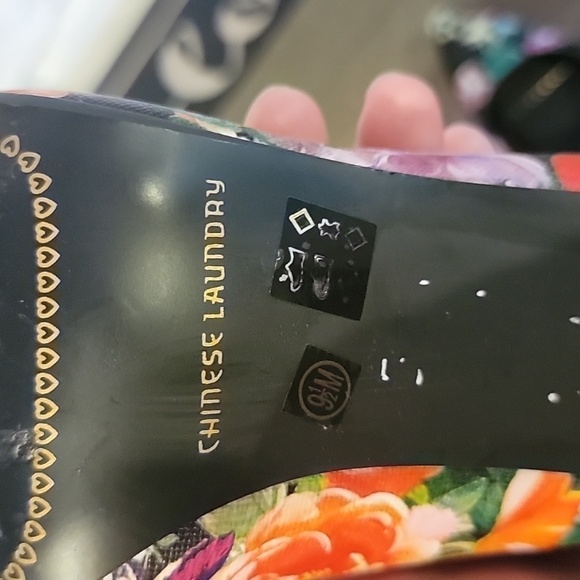 Womens floral printed pumps by Chinese Laundry - Picture 5 of 5